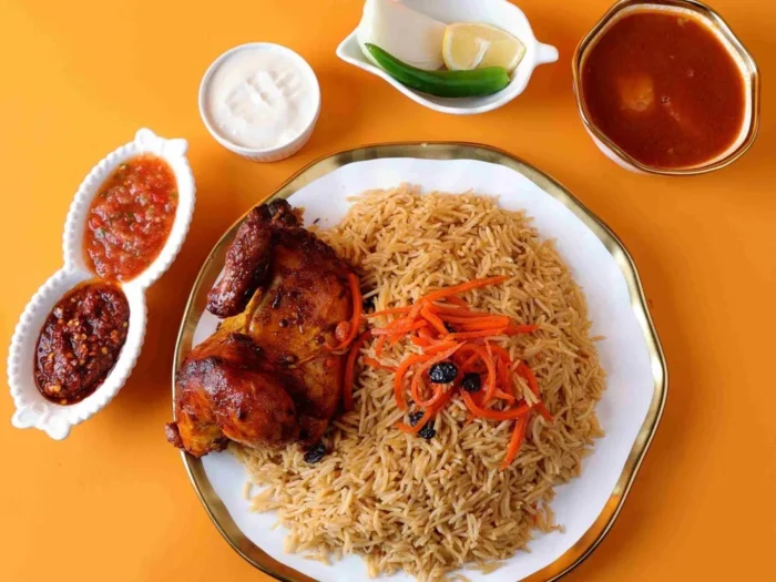 عيش بخاري دجاج شواية (نصف)